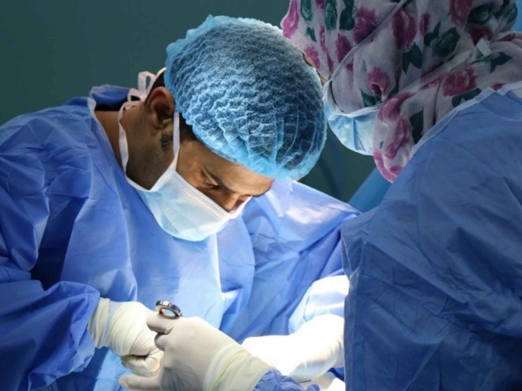 Un cirujano en el quirófano