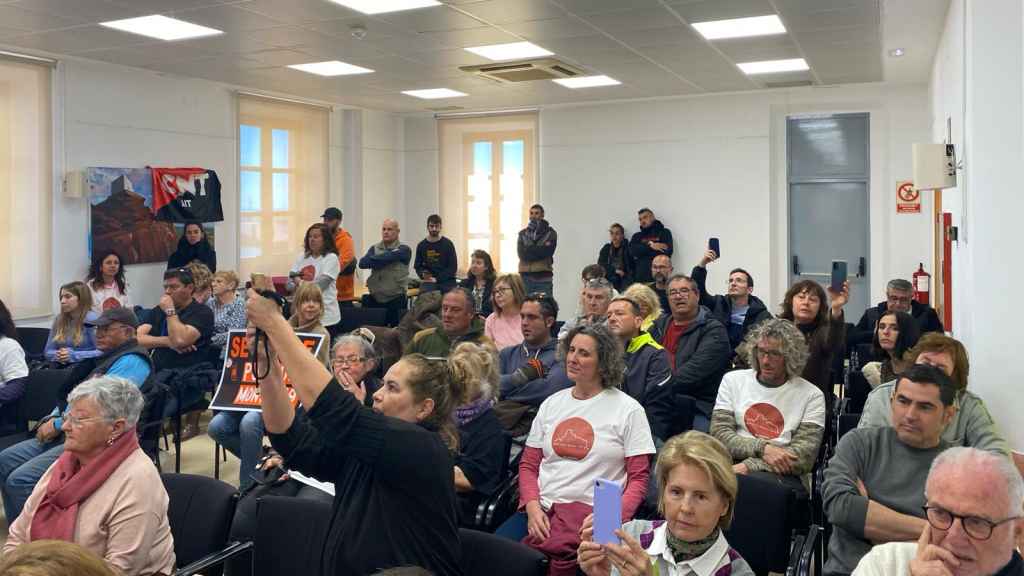 Vecinos de Mont-roig del Camp protestan ante la aprobación de la venta de terrenos para la fábrica de Lotte durante el pleno municipal