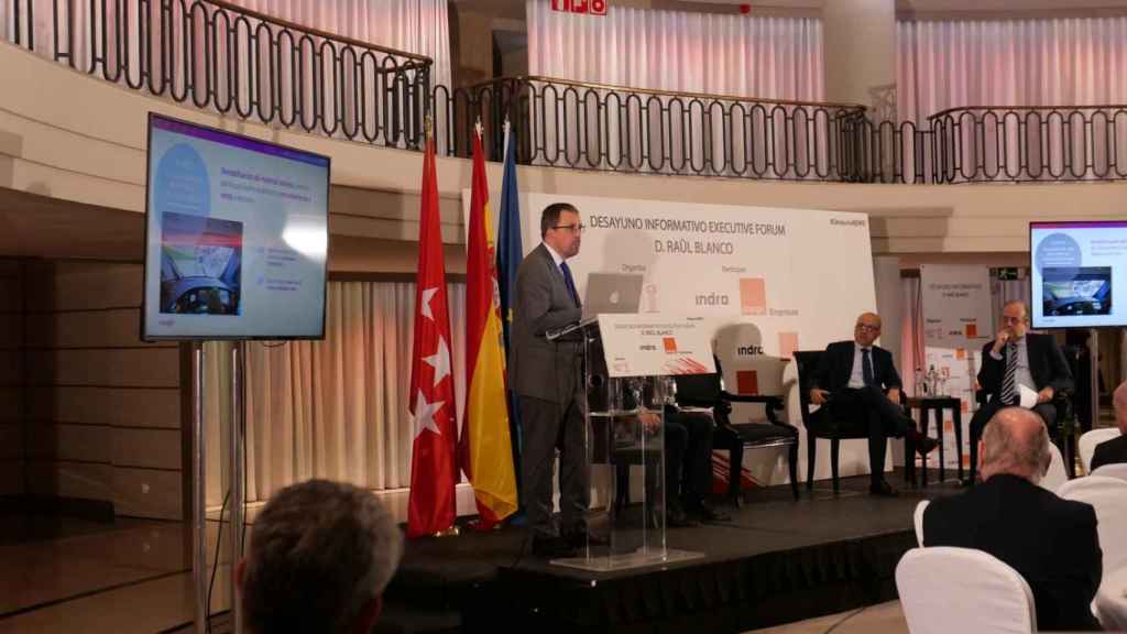 Raül Blanco, presidente de Renfe, junto a Raúl Ripio, director general Mobility & Technology en Indra, e Iñigo Polo, director de Administraciones Públicas y Servicios Digitales en Orange España