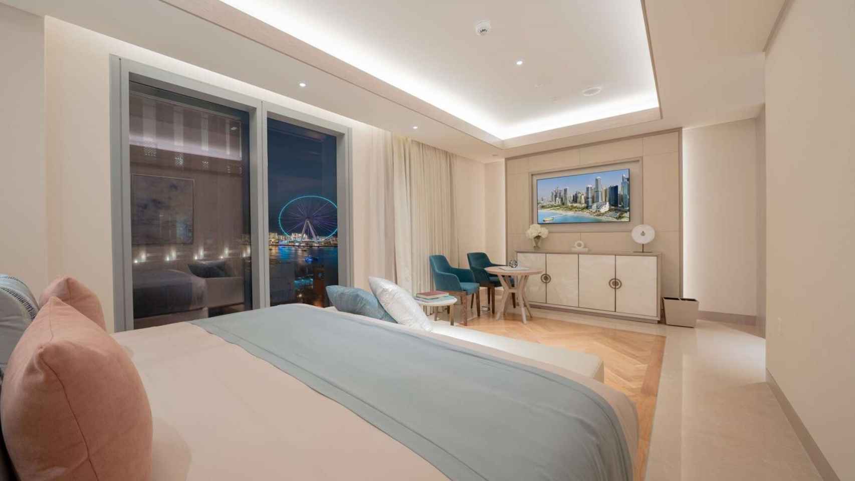 Imagen de una habitación del Luxe JBR de Five, con Pachá