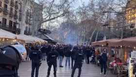 Los Mossos escoltan a los ultras radicales del Nápoles por el centro de Barcelona