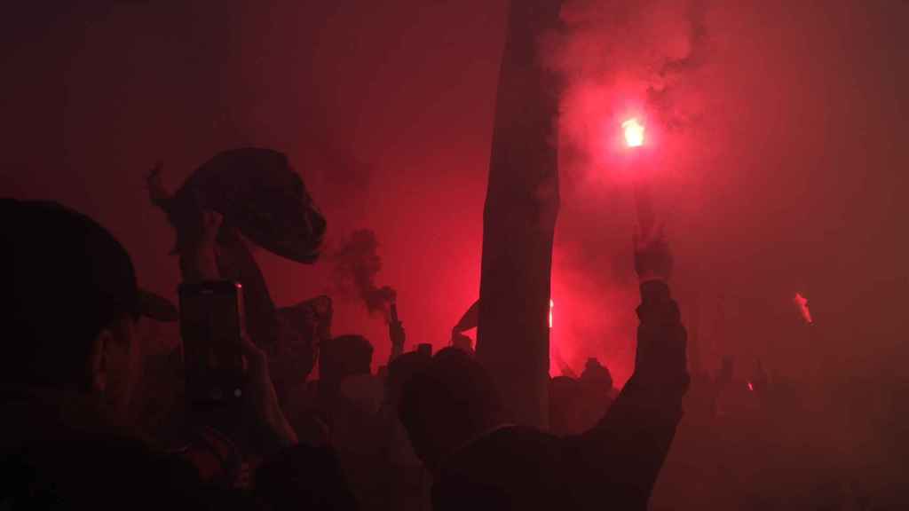 La hinchada del Barça enciende bengalas para animar el ambiente antes de la Champions