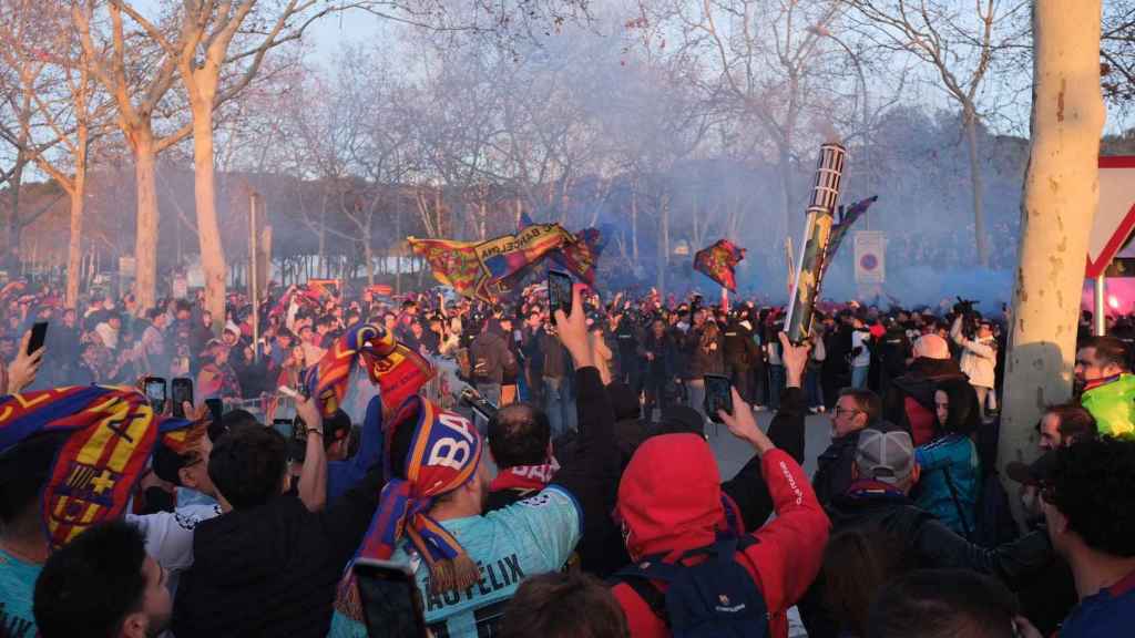 Los aficionados del Barça se preparan para el partido contra el Nápoles de la Champions League