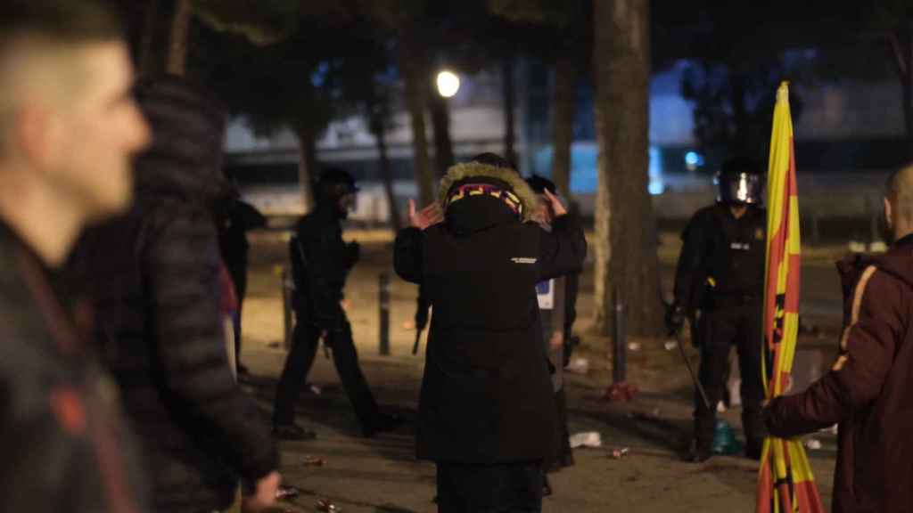 Un hincha del Barça se encara con los Mossos antes del partido contra el Nápoles