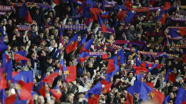 Los aficionados del Barça, presentes en Montjuïc para el partido contra el Nápoles