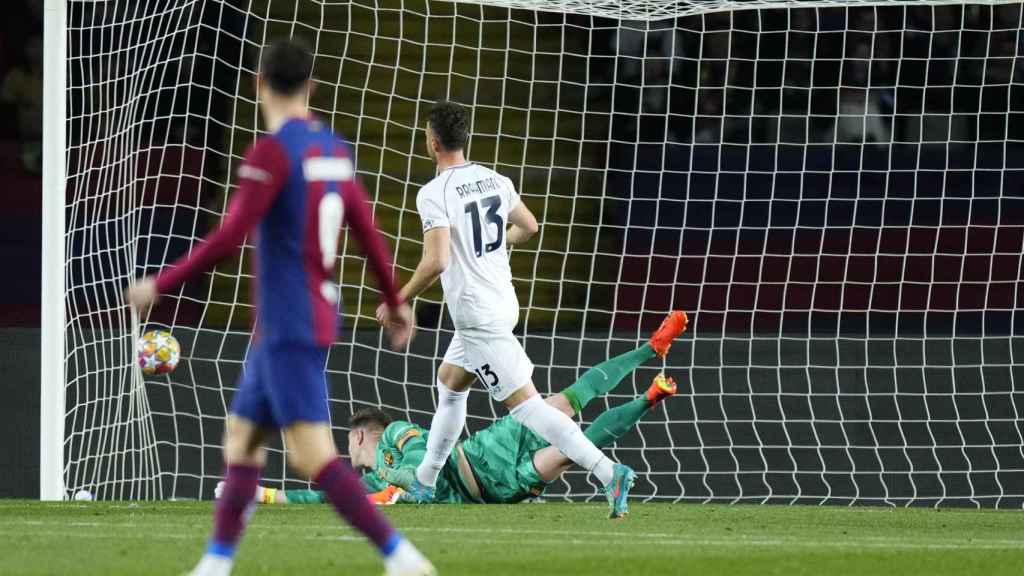 Ter Stegen no puede hacer nada en el gol del Nápoles en Montjuïc