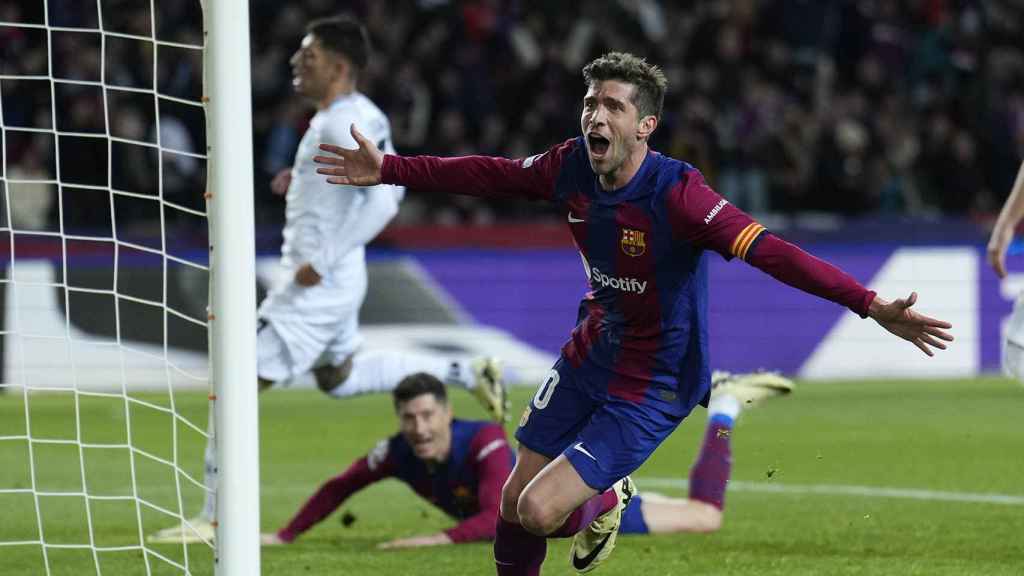 La felicidad de Sergi Roberto tras el gol de Lewandowski contra el Nápoles