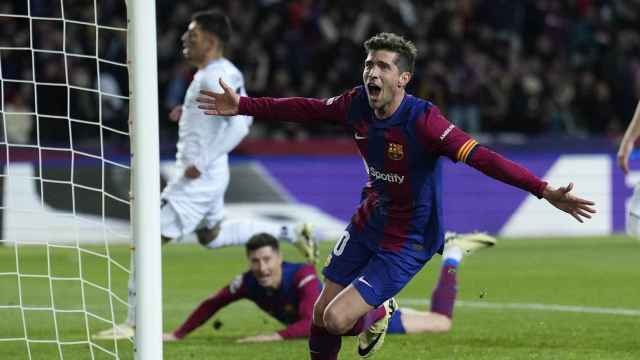 La felicidad de Sergi Roberto tras el gol de Lewandowski contra el Nápoles
