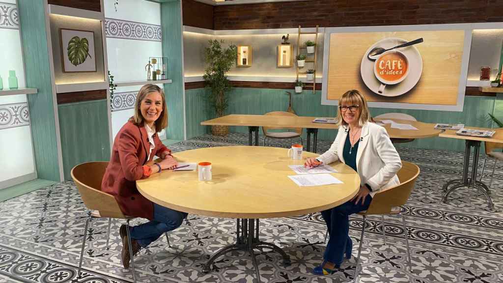 Jessica Albiach, junto a Gemma Nierga, en el plató de Cafè d'Idees