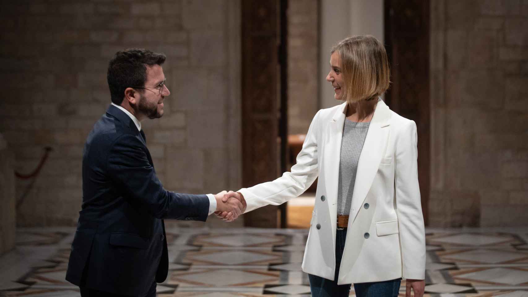 El presidente de la Generalitat, Pere Aragonès, y la líder de los Comuns en el Parlament, Jéssica Albiach, firman un acuerdo para poder aprobar los Presupuestos de la Generalitat para 2023