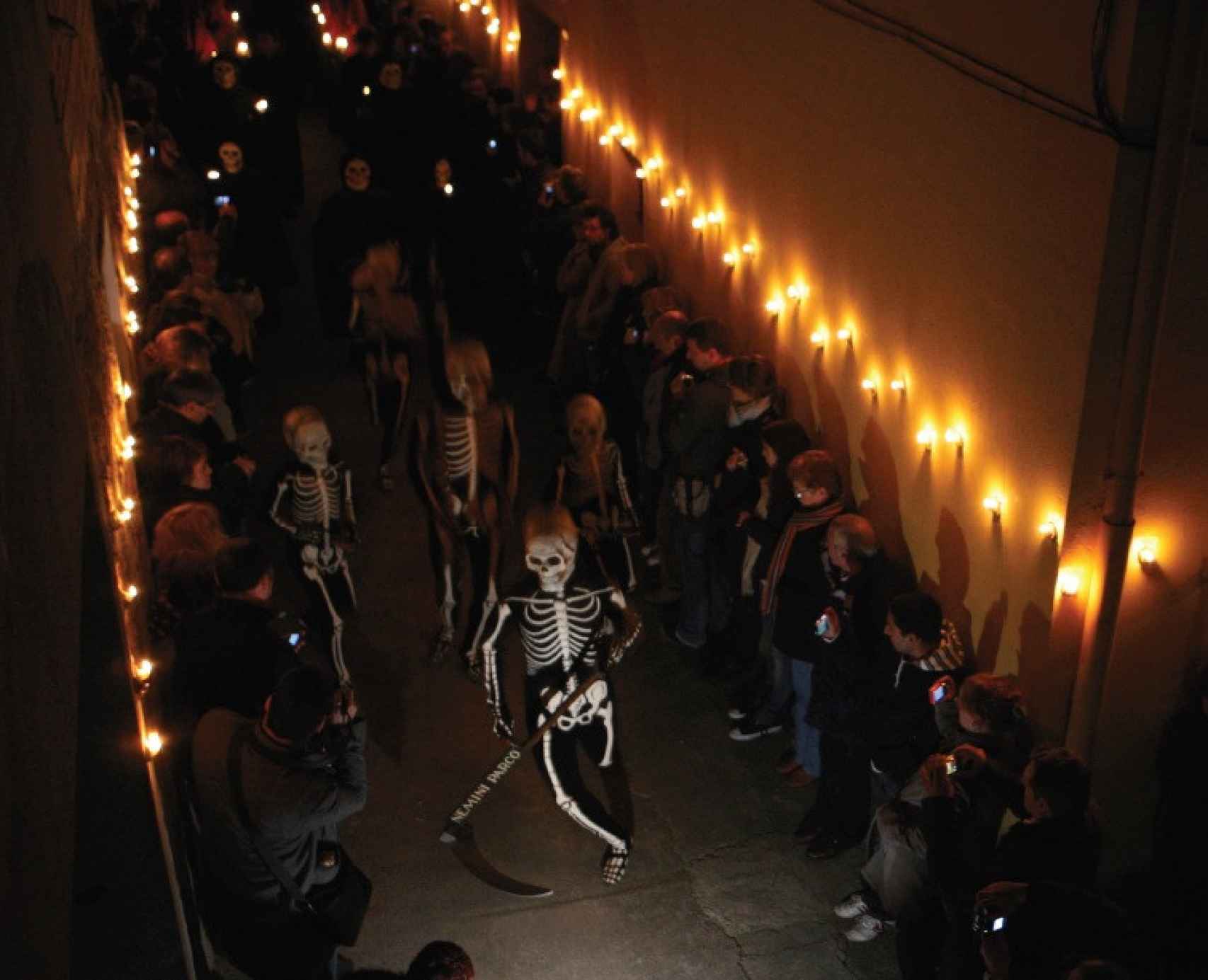 Calle Cargols en la noche del Jueves Santo. Danza de la Muerte