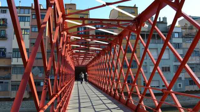 Puente de las 'Peixateries Velles' sobre el río Onyar en Girona