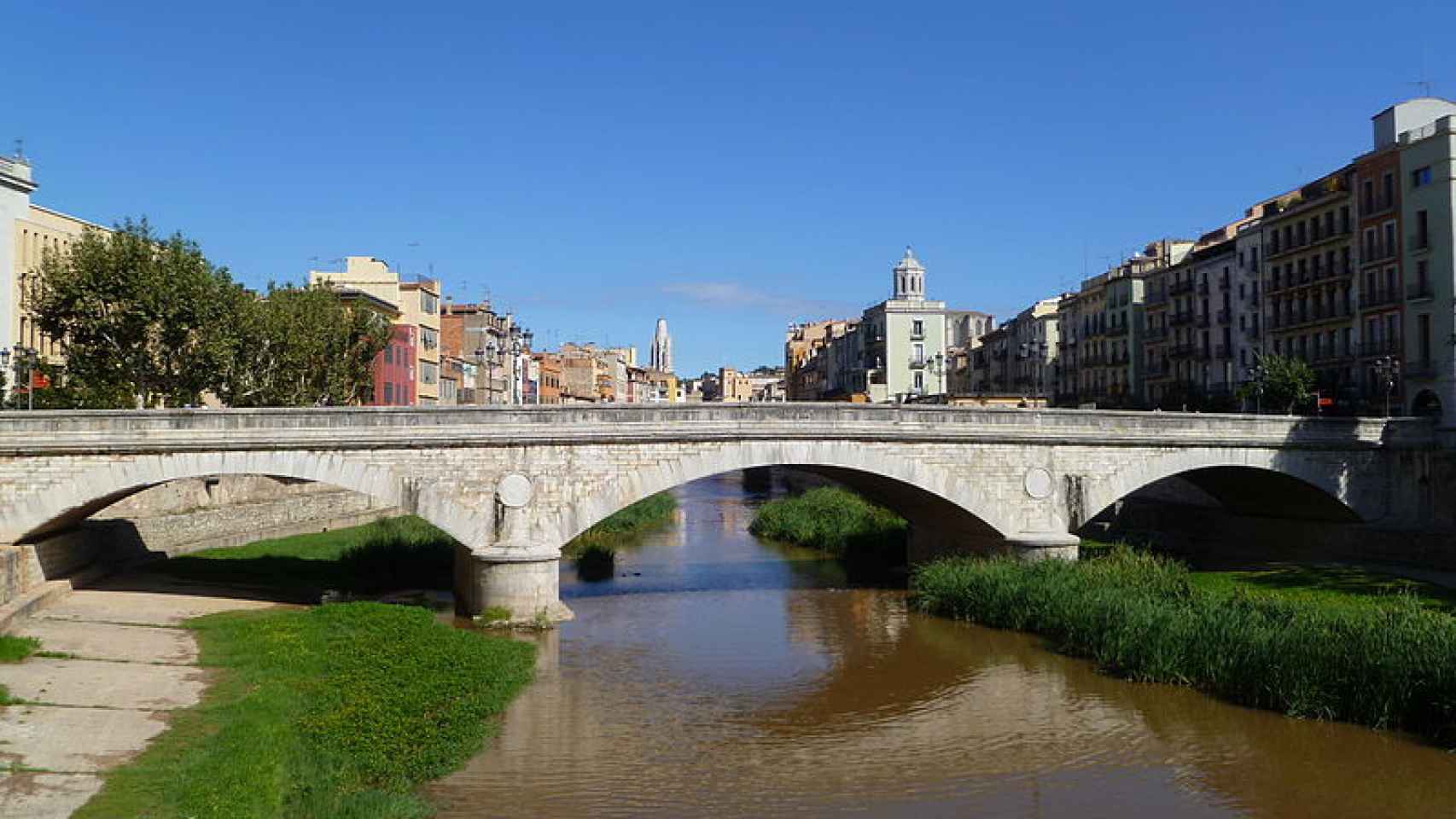 Puente de Piedra en el río Onyar en Girona