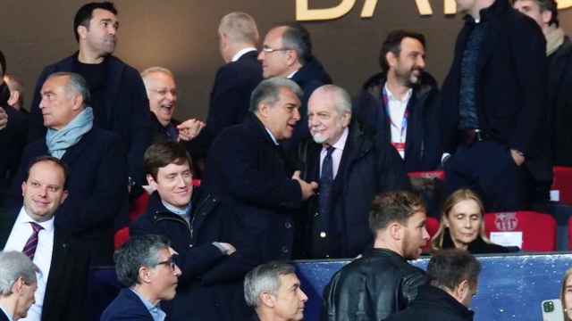 Laporta conversa con De Laurentiis en el palco de Montjuïc