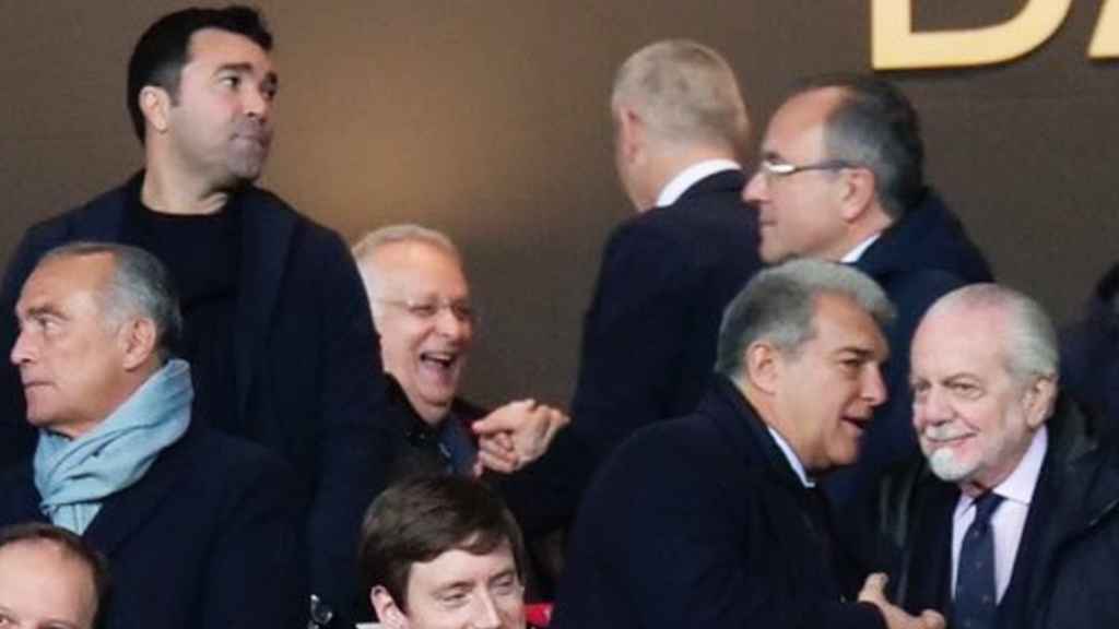 Laporta conversa con De Laurentiis en el palco de Montjuïc