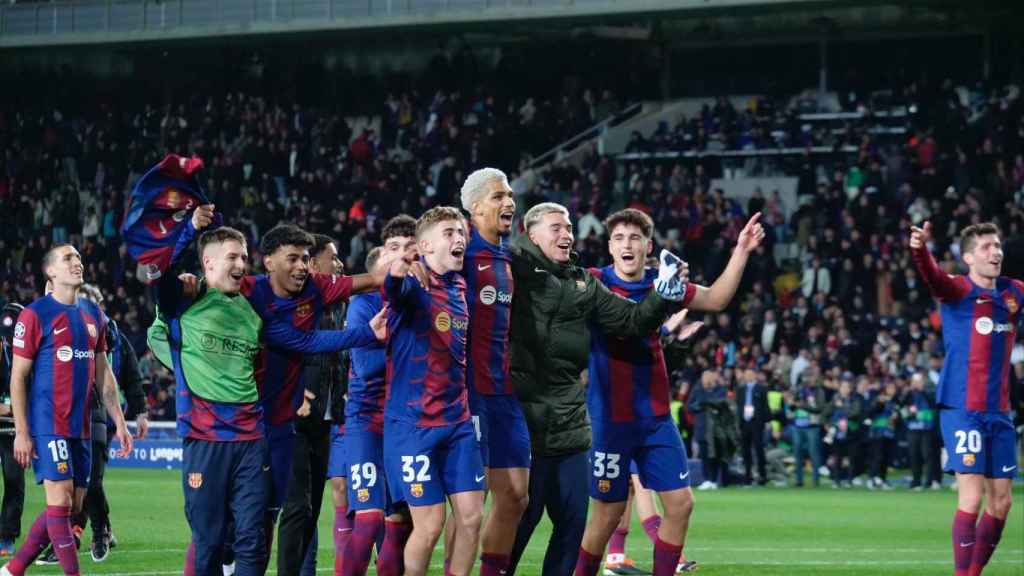 Fermín López celebrando la clasificación a cuartos de la Champions con sus compañeros