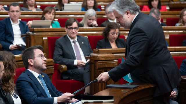 El presidente de Junts en el Parlament, Albert Batet, entrega al presidente de la Generalitat, Pere Aragonès, un documento