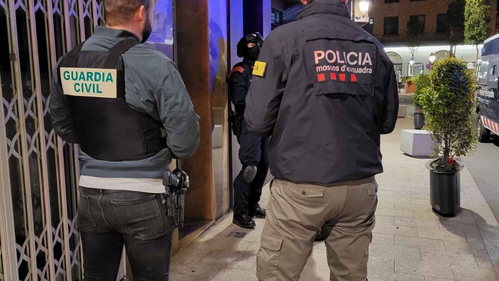 Un mosso y un guardia civil, en el operativo conjunto en Tarragona