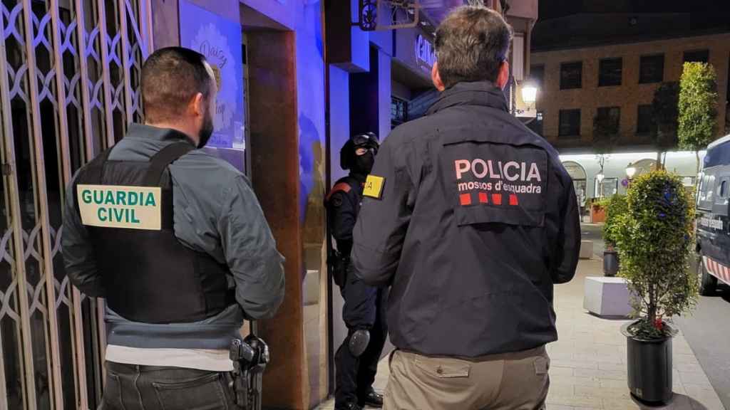 Un mosso y un guardia civil, en el operativo conjunto en Tarragona