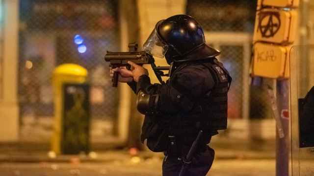 Un Mosso d'Esquadra apunta con una pistola de pelotas de goma durante una protesta en Barcelona contra la sentencia del Supremo por el 'procés', en octubre de 2019