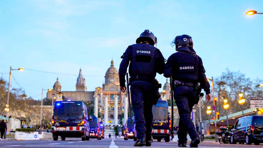 Dos agentes de la Brigada Móvil de Mossos d'Esquadra se dirigen hacia el estadio