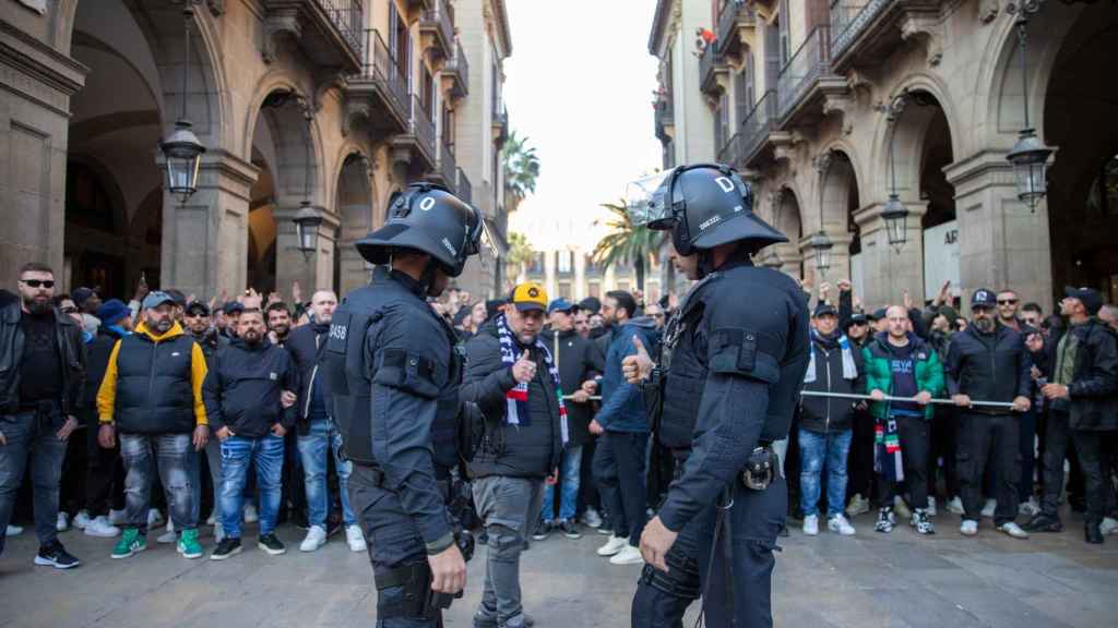 Crónica Global acompaña a los Mossos d'Esquadra durante el dispositivo de seguridad del Barça - Nápoles