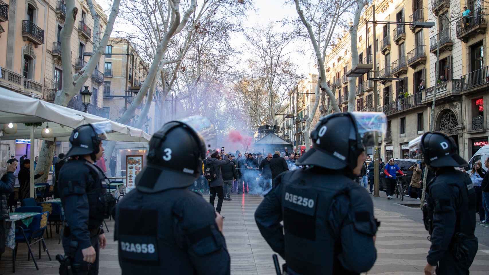 Un cordón de antidisturbios de la Brimo frente a los ultras del Nápoles en Las Ramblas de Barcelona