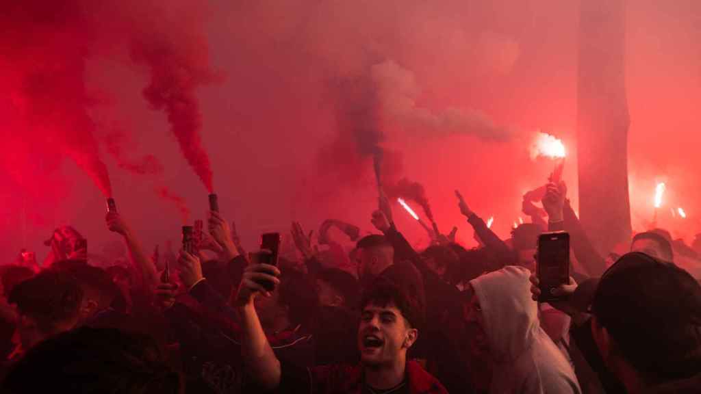 Los Boixos Nois encienden bengalas en la previa al Barça - Nápoles