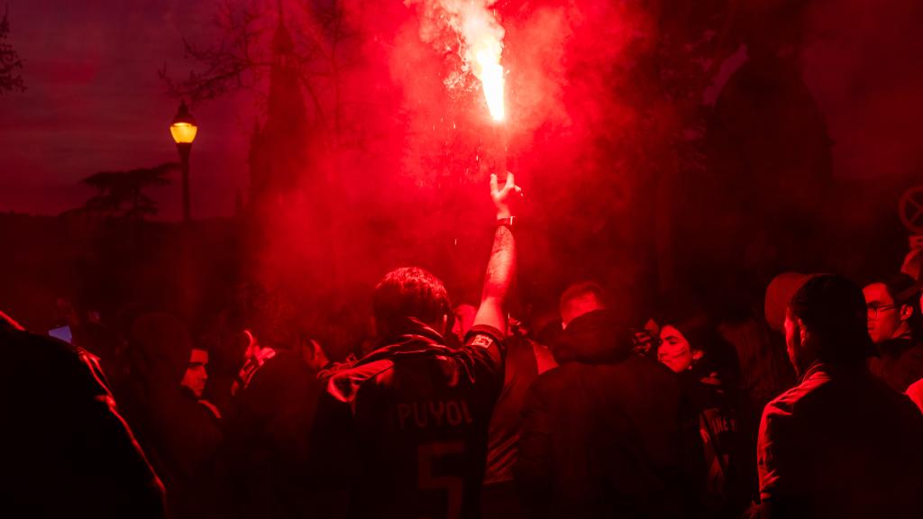 Los Boixos Nois encienden una bengala en las inmediaciones del estadio Lluís Companys