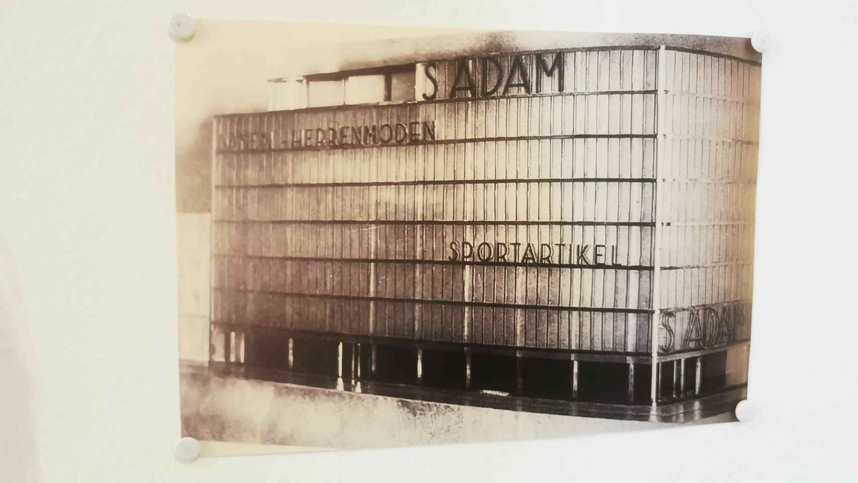 El edificio que debía albergar la tienda S. ADAM