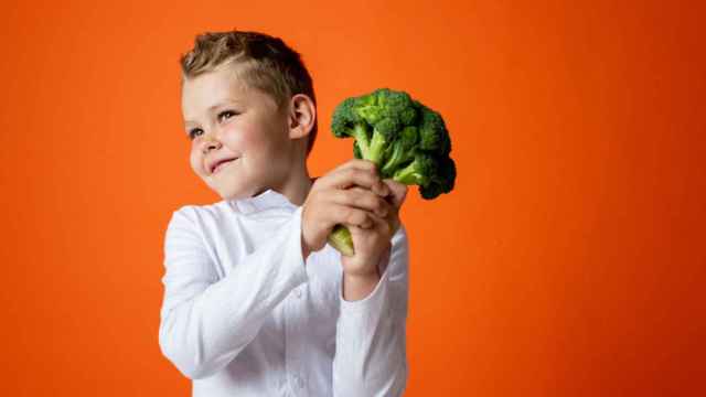 Imagen de archivo de un niño comiendo verdura