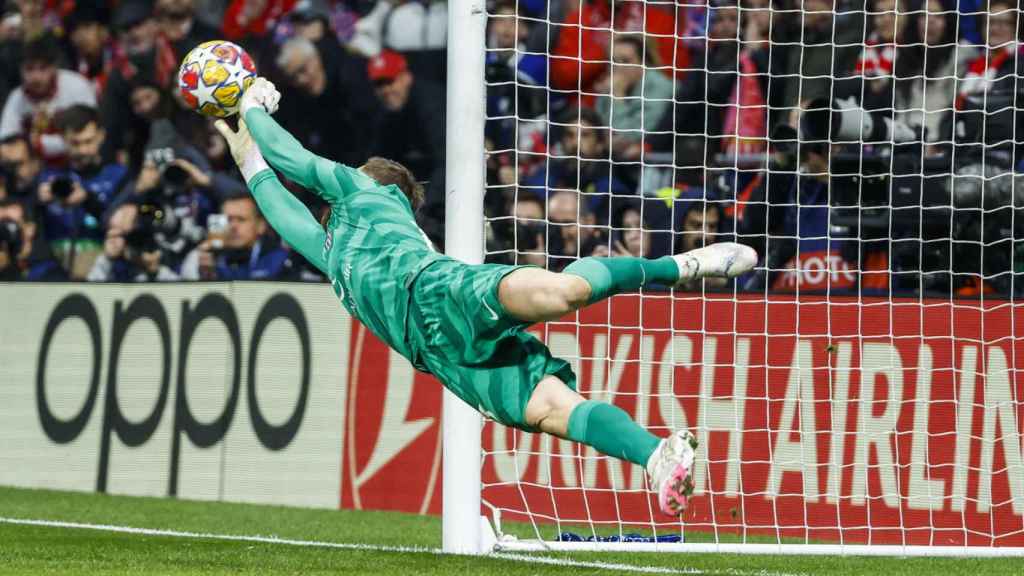 Jan Oblak detiene uno de los penaltis en la tanda contra el Inter de Milán