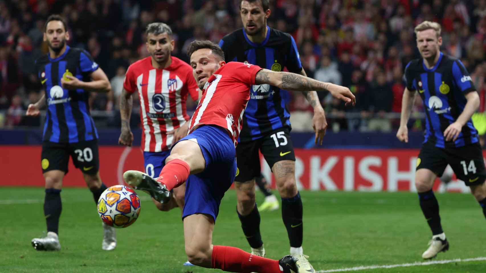 Saúl Ñíguez pugna por un balón en el Atlético-Inter
