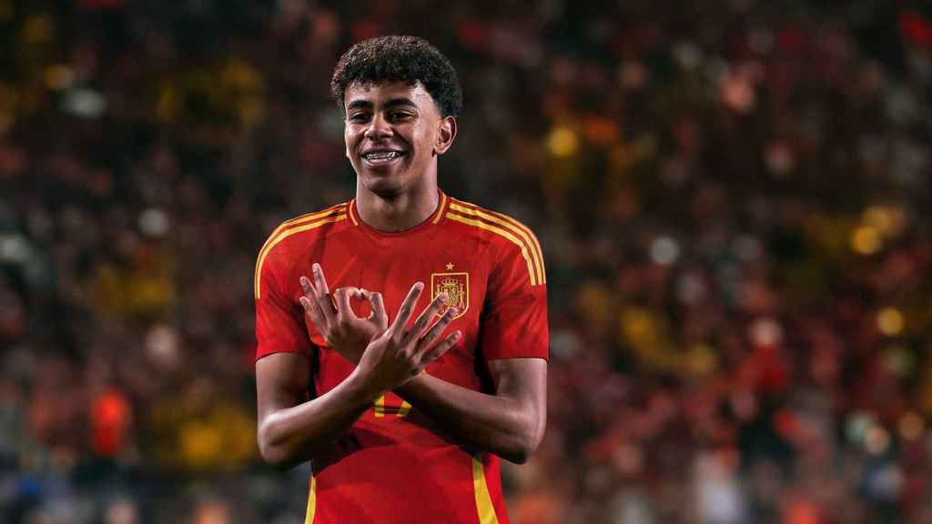 Lamine Yamal con la nueva camiseta de la selección de España