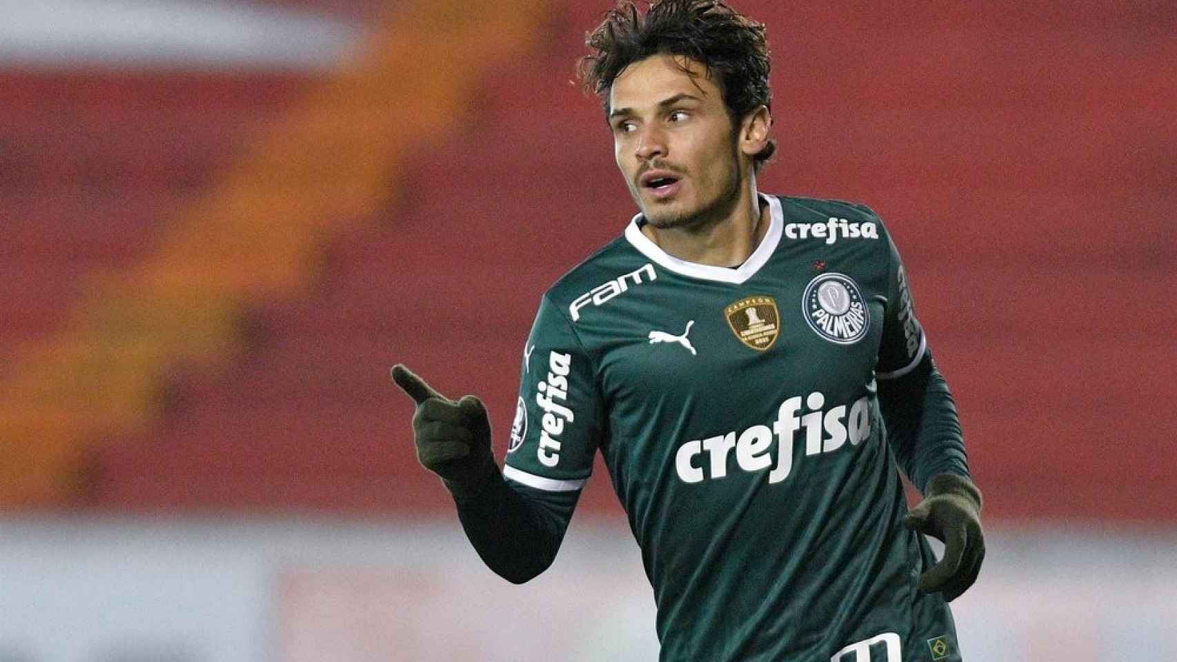 Raphael Veiga festeja un gol con el Palmeiras