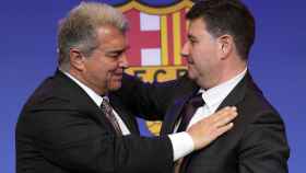 Joan Laporta y Eduard Romeu, emocionados en la despedida del vicepresidente económico del Barça