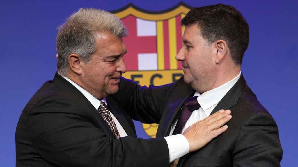 Joan Laporta y Eduard Romeu, emocionados en la despedida del vicepresidente económico del Barça