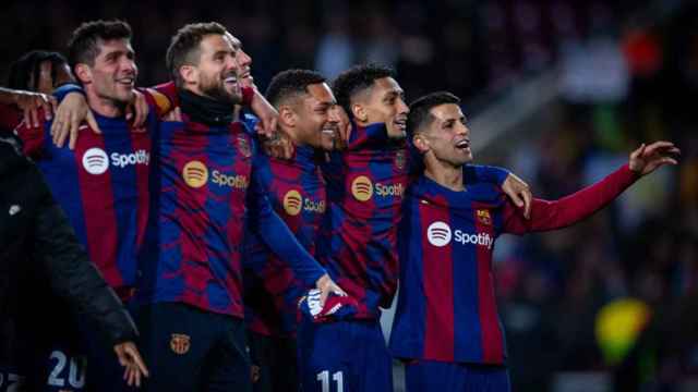 Los jugadores del Barça celebran el pase a los cuartos de final de la Champions League
