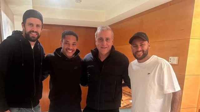 Piqué, Vitor Roque, Cury y Neymar, juntos en la ciudad de Barcelona