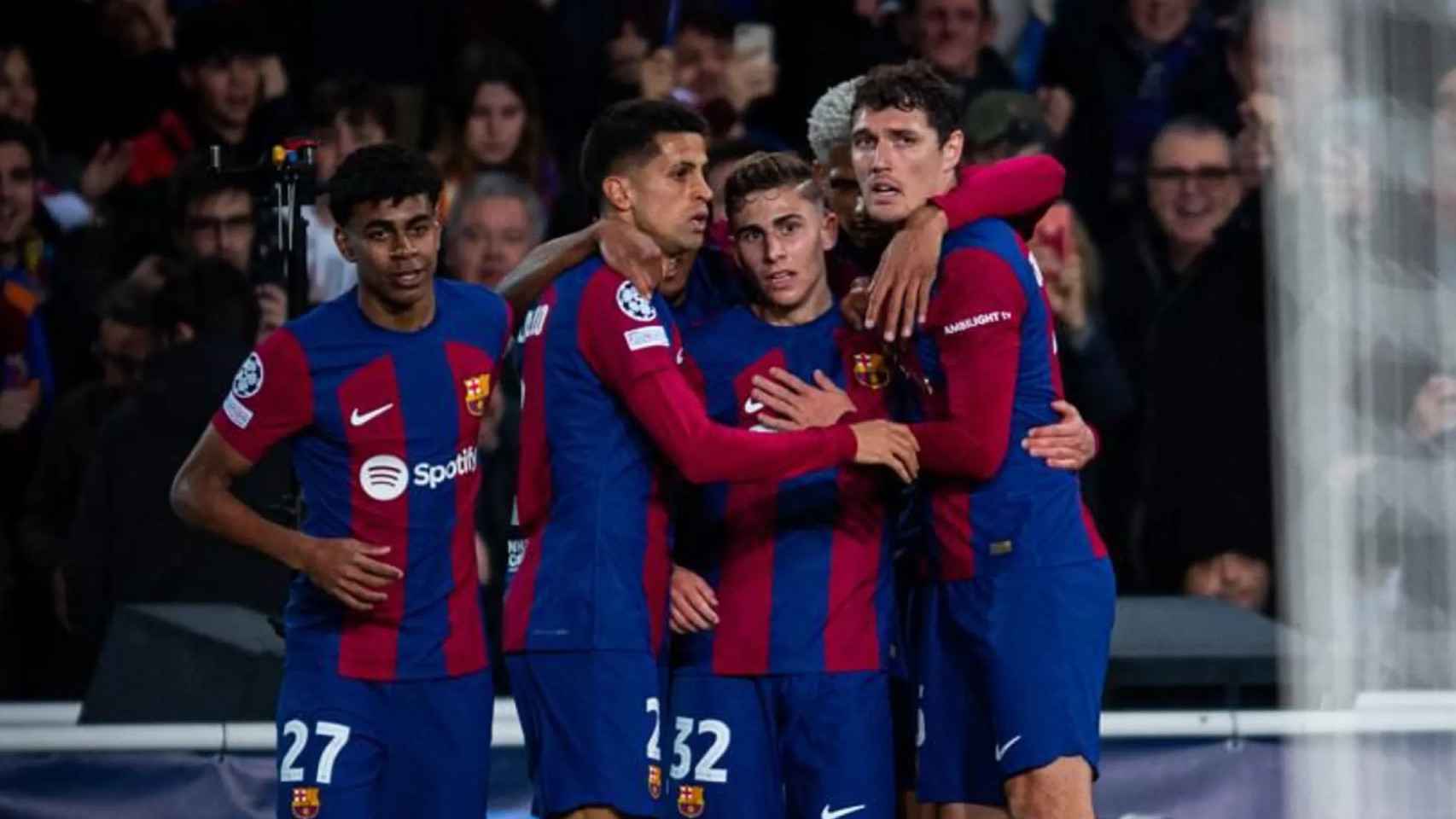 Los futbolistas del Barça festejan su gol anotado contra el Nápoles en la Champions