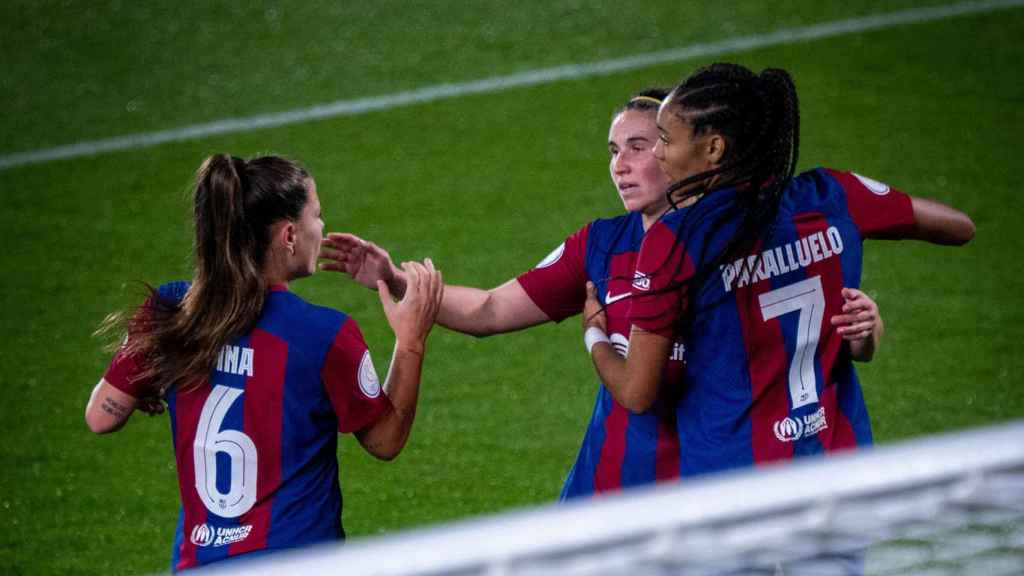 Pina y Salma felicitan a Mariona por su gol en las semifinales de la Copa de la Reina