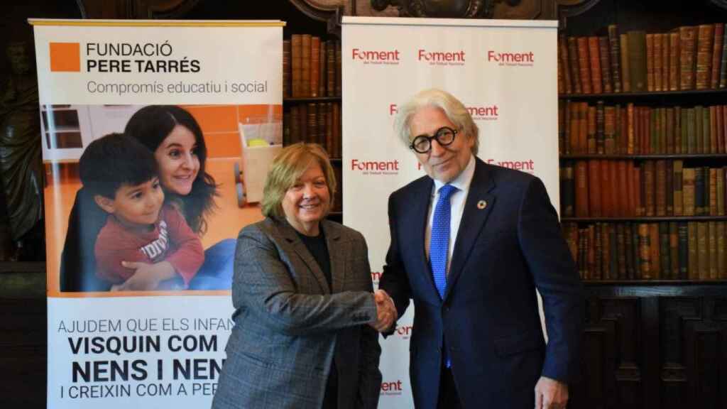 El presidente de Foment del Treball, Josep Sánchez Llibre, y la presidenta del Patronato de la Fundación Pere Tarrés, Núria Basi, tras la firma del convenio de colaboración