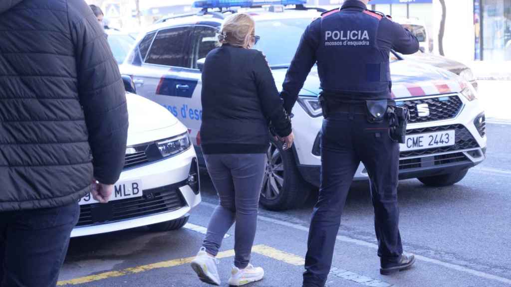 Los Mossos se llevan detenida a una de las detenidas con antecedentes