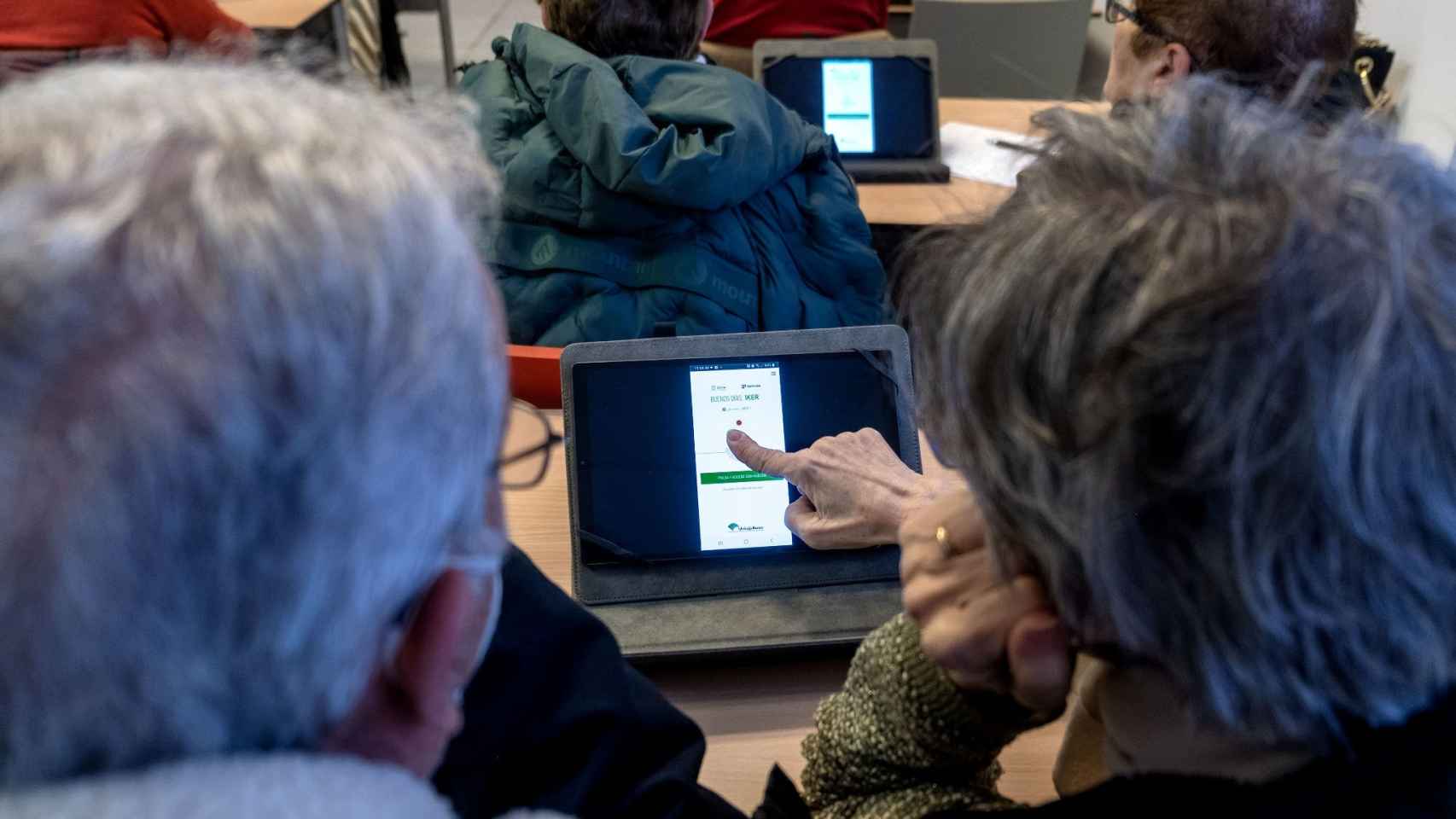 Taller de digitalización financiera para personas mayores