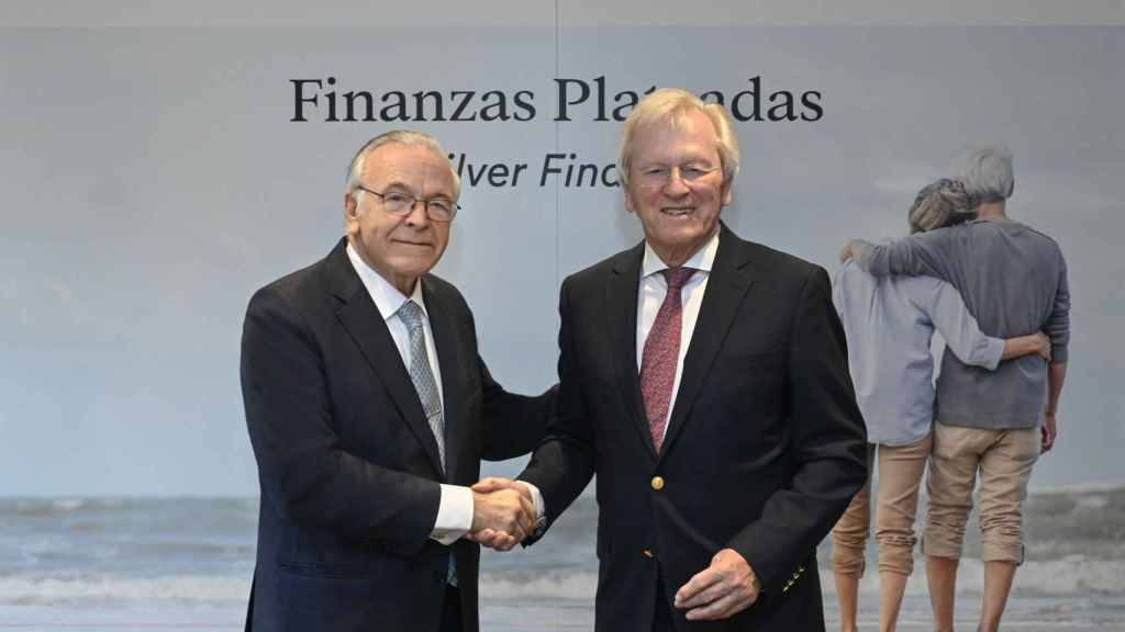 El presidente de Fundación la Caixa, Isidro Fainé, y el Sparkassenstiftung, Heinrich Haasis, estrechan la mano tras firmar el acuerdo de colaboración