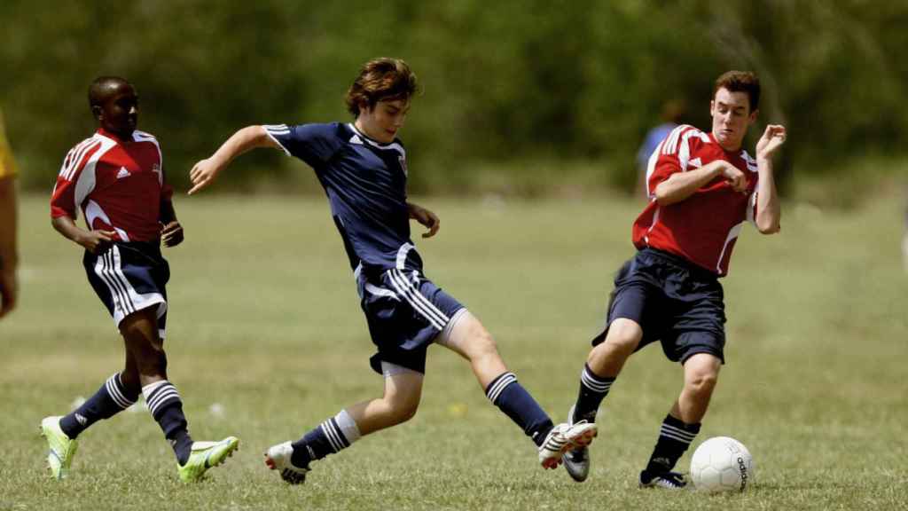 Imagen de archivo de un grupo de chicos jugando a fútbol