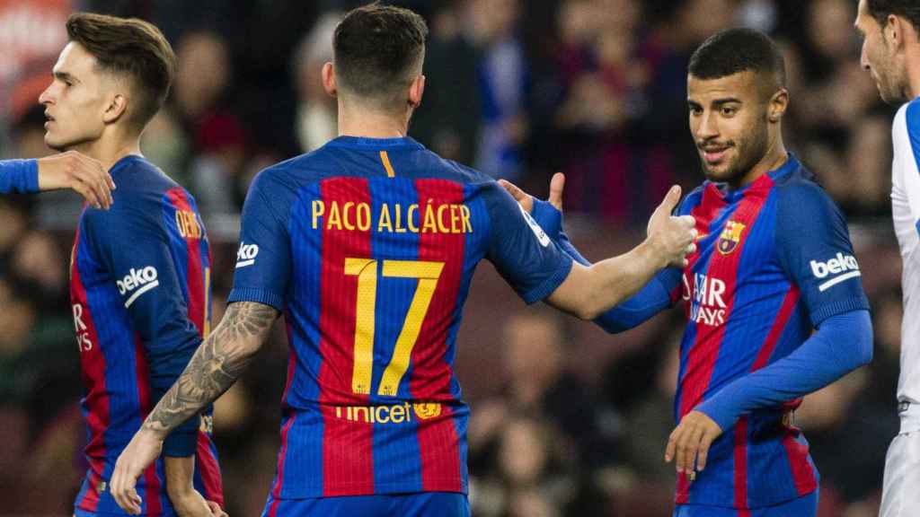 Rafinha, en su etapa con el Barça, choca la mano con Paco Alcácer