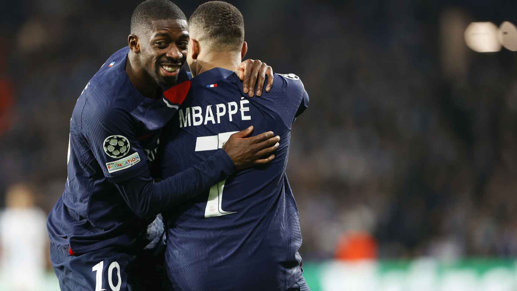 Dembelé y Mbappé se abrazan tras un gol del PSG