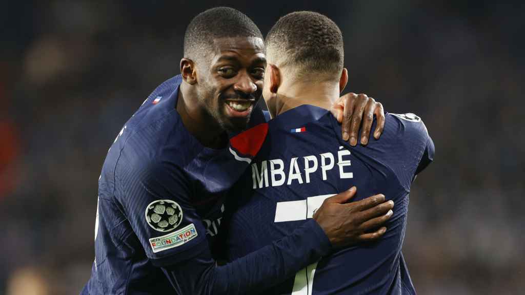 Dembelé y Mbappé se abrazan tras un gol del PSG