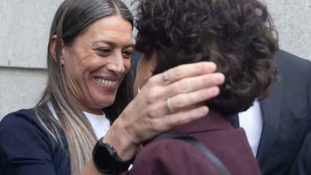 La portavoz de Junts en el Congreso, Míriam Nogueras, saluda efusivamente a la diputada de ERC Pilar Vallugera, este jueves en el patio del Congreso, tras la aprobación de la ley de amnistía